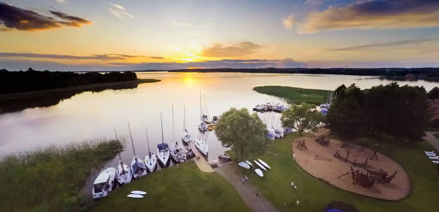 Hotel Ognisty Ptak – lake and nature
